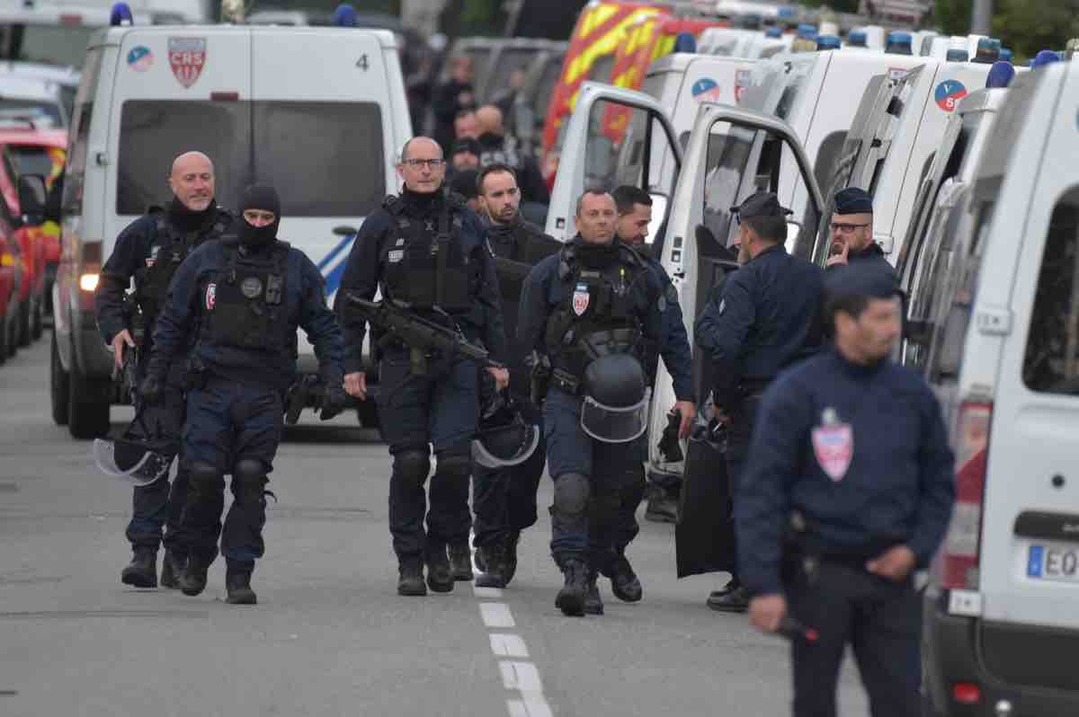 Francia, esplosione nel centro di Lione: ipotesi pacco bomba