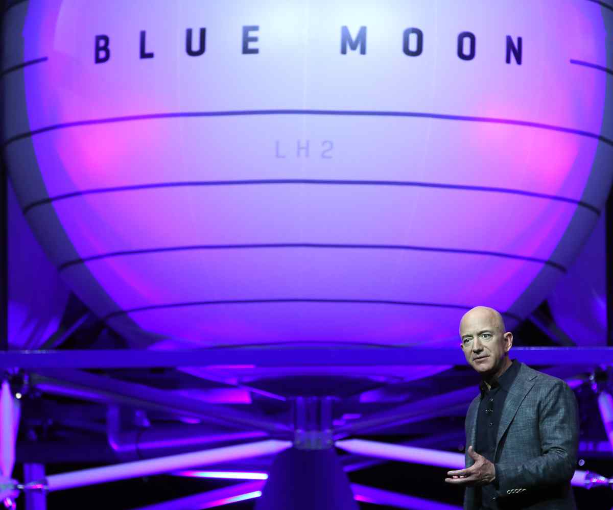 Amazon, Jeff Bezos presenta "Blue Moon": "porterà gli uomini sulla Luna"