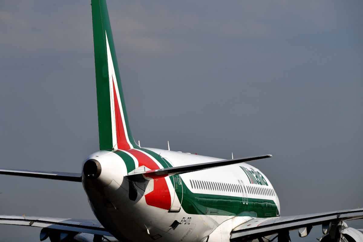 Trasporto aereo, sciopero domani 21 maggio: Alitalia taglia metà dei voli