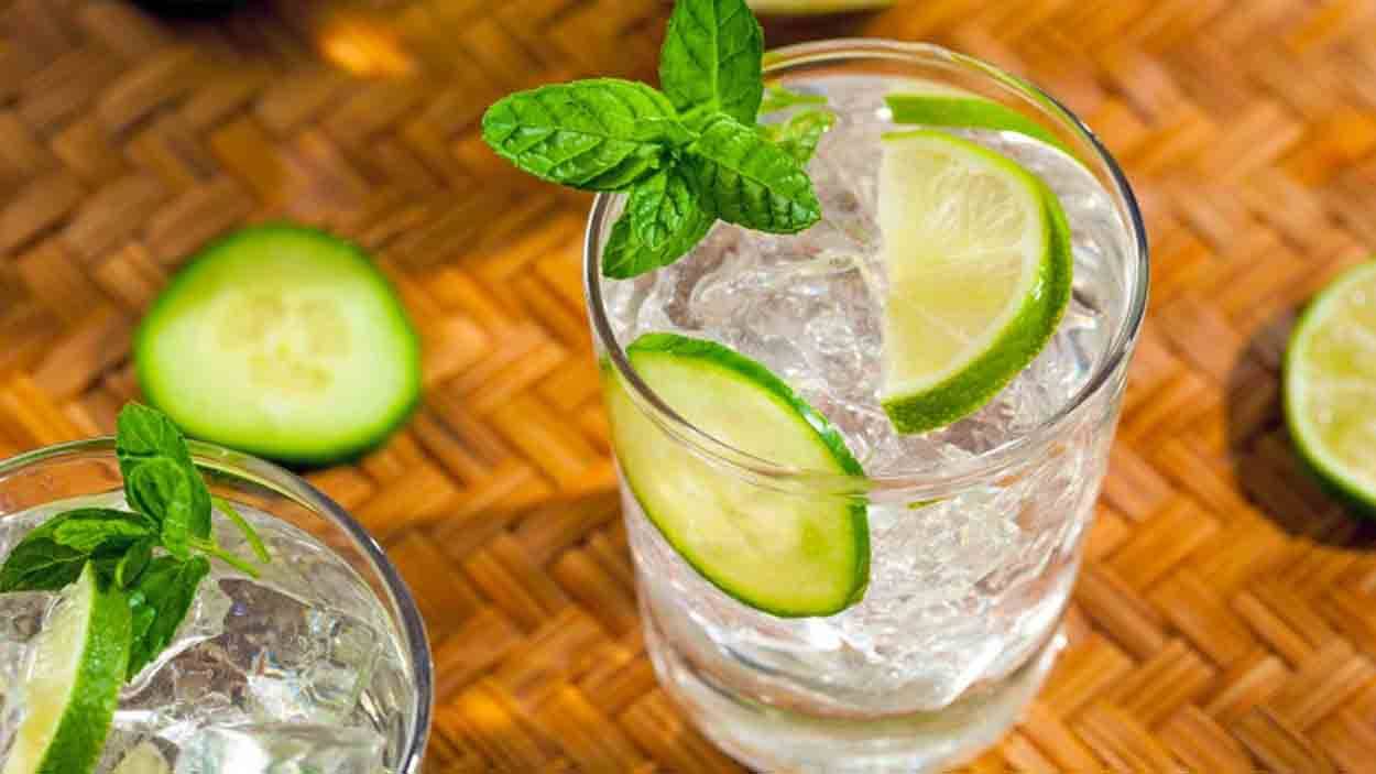 соломинка для коктейля. напиток перед. напитки снижающие жир. холодный кофе. напиток перед.