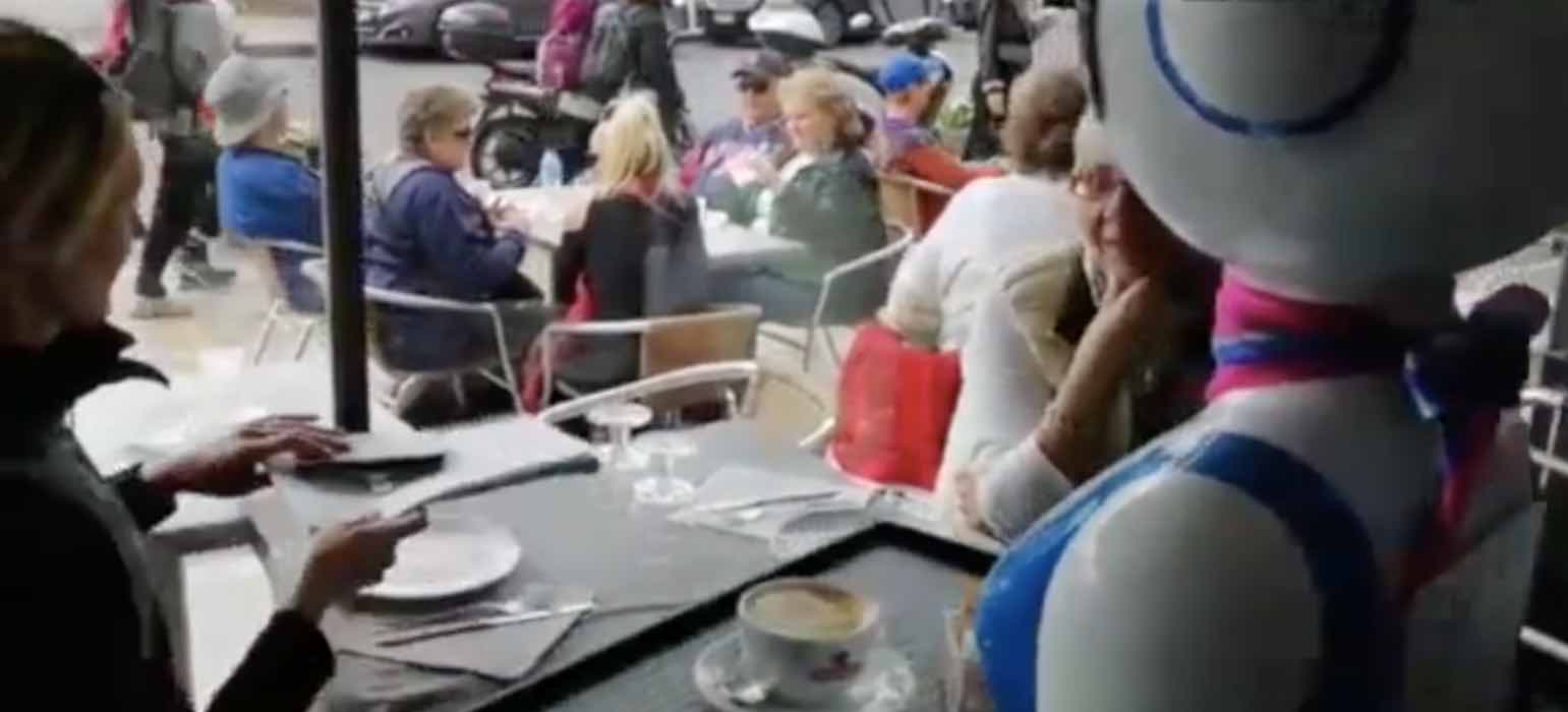 Rapallo, al Gran Caffè arrivano due nuovi camerieri: sono robot