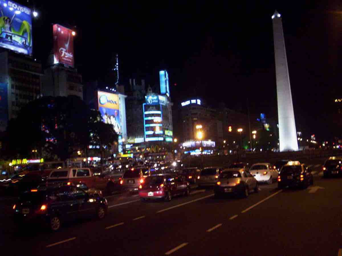 Grosso guasto in Argentina e Uruguay, è blackout: treni bloccati e disagi