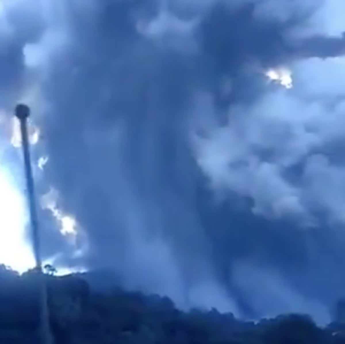 Indonesia, isola di Giava: paura per il vulcano in eruzione, turismo in tilt