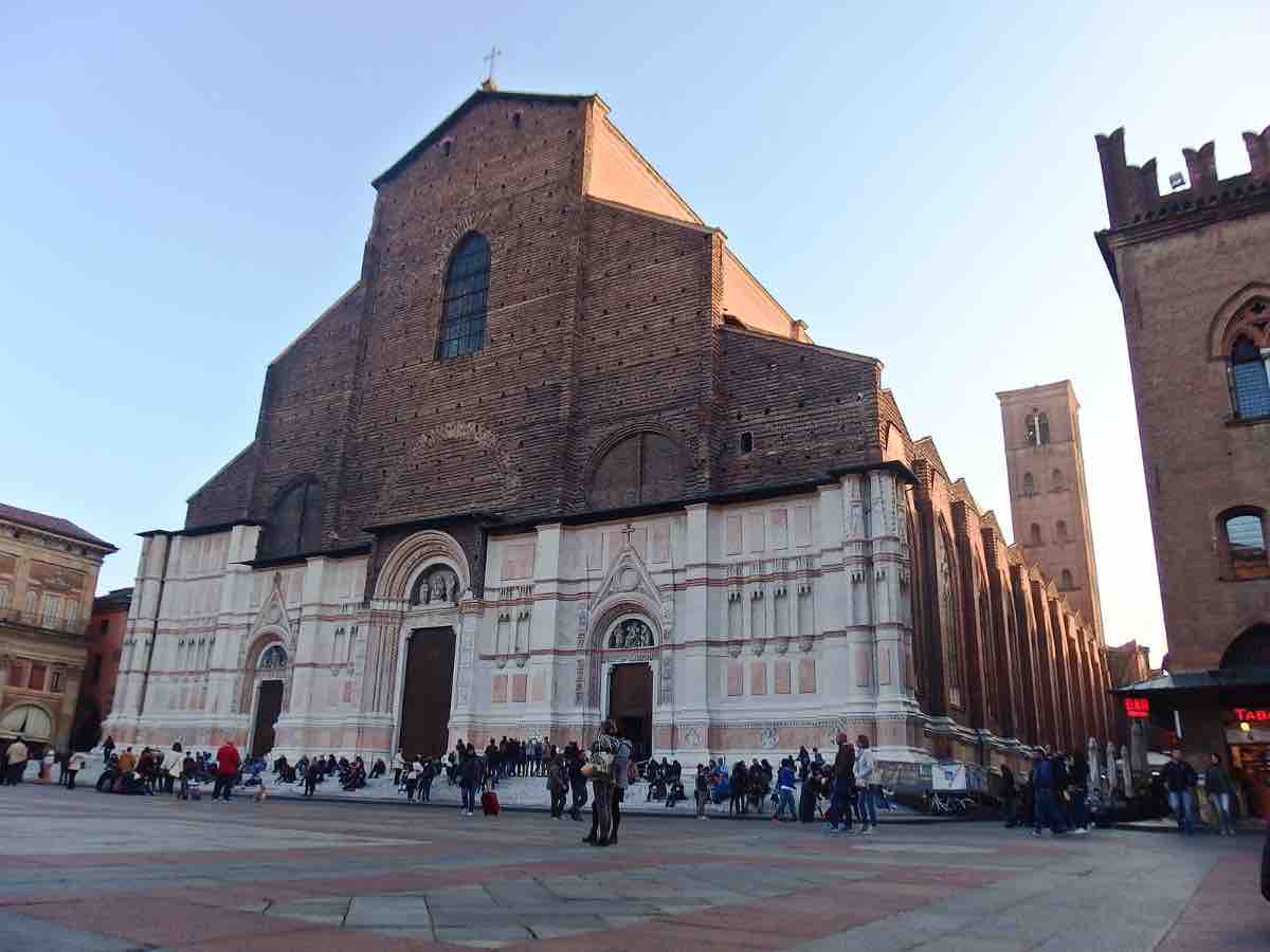 Bologna, uomo spara dopo aver sentito rumori fuori casa