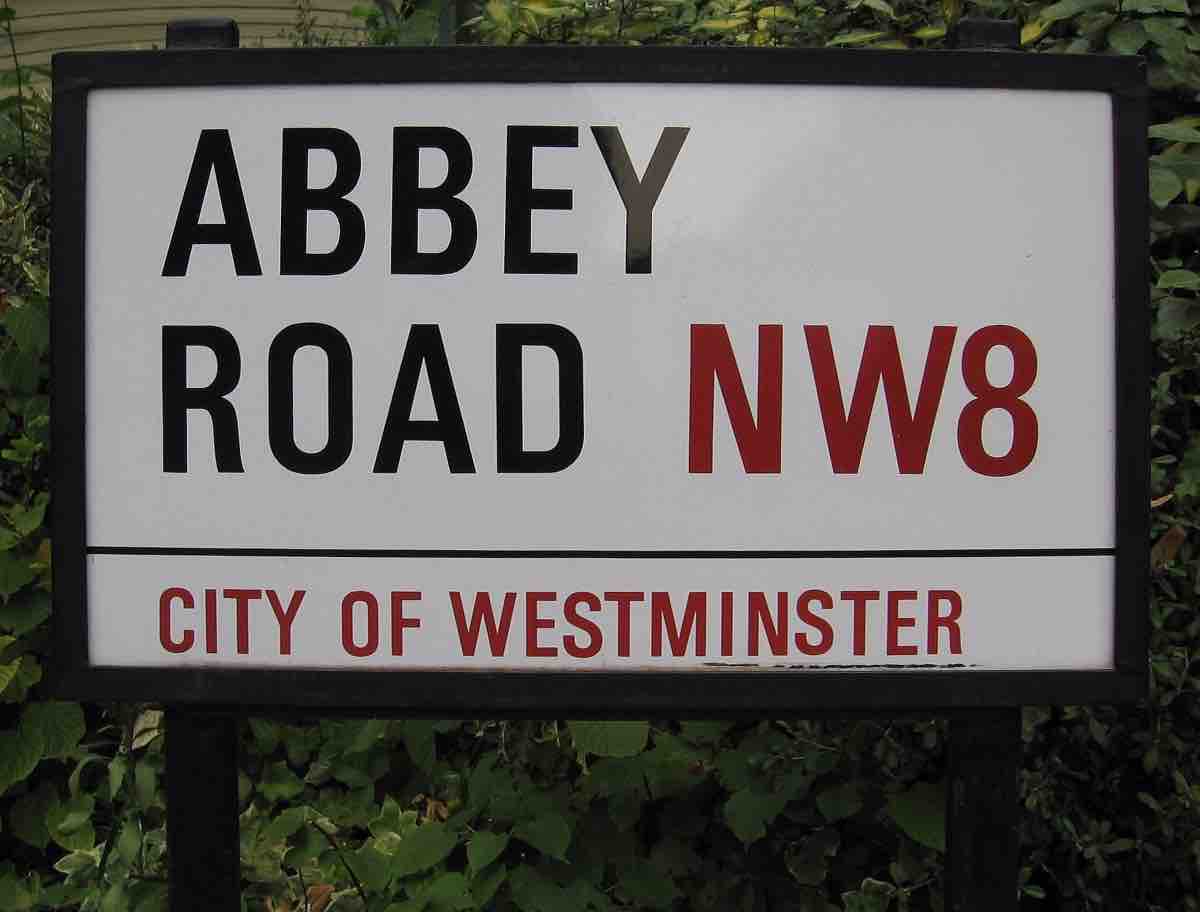 The Beatles, 50 anni fa il celebre scatto a Abbey Road: una foto storica