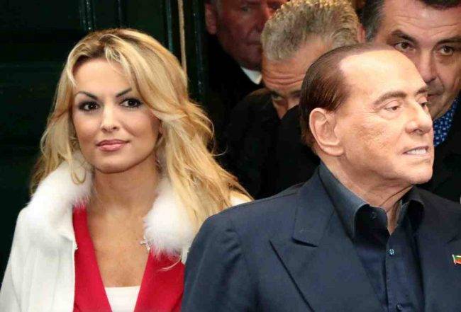 Francesca Pascale apre Instagram: il primo post è un selfie o un velato al suo compagno Silvio Berlusconi?