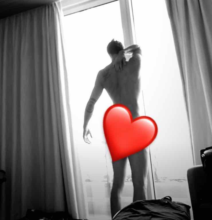 Instagram, Giulia De Lellis e fotografa nudo il suo Andrea: ecco le foto