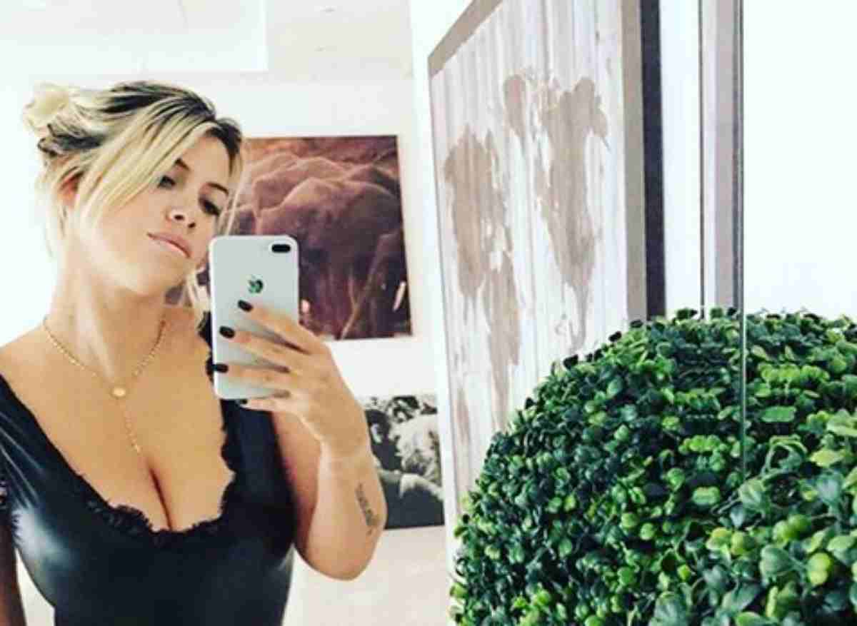 Wanda Nara, sexy su Instagram: ecco il nuovo post seduta tra gli specchi