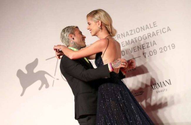 Chiara Ferragni e Fedez si baciano davanti ad un "Corpo nudo"