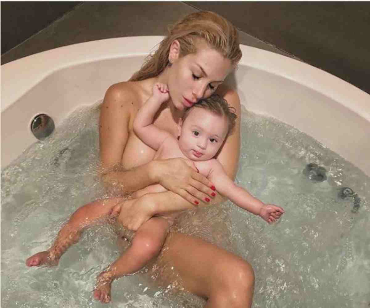 Paola Caruso, senza veli fa il bagnetto con Michelino