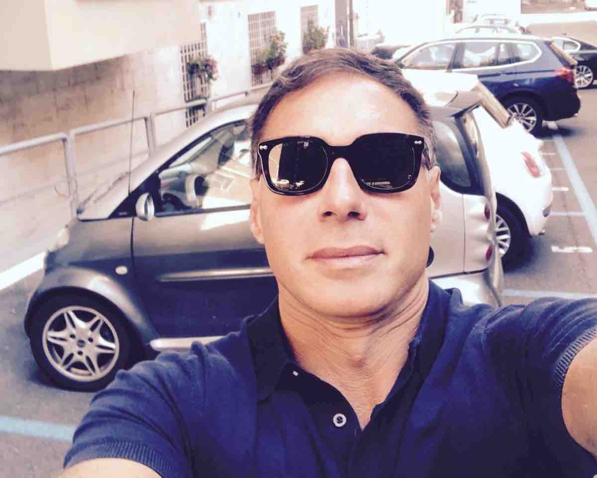 Cortesie per gli ospiti B&B, chi è Max Viola: carriera e vita privata 