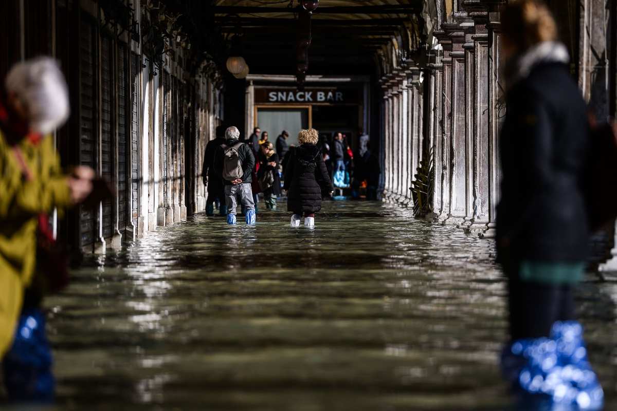 Turisti camminano in una Venezia sommersa