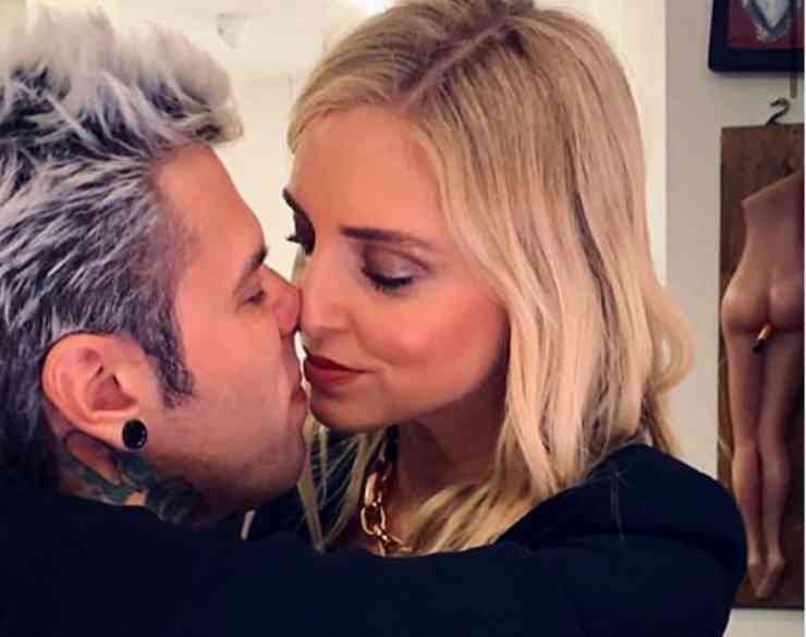 Chiara Ferragni e Fedez si baciano davanti ad un "Corpo nudo"