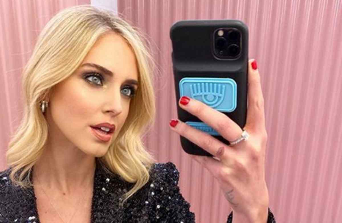 Maglia scollata e sorriso, l'ultimo post Instagram di Chiara Ferragni