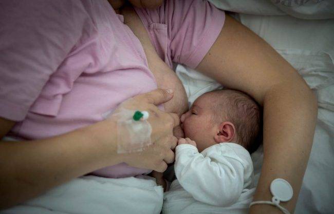 donna si sveglia dal coma per allattare la figlia