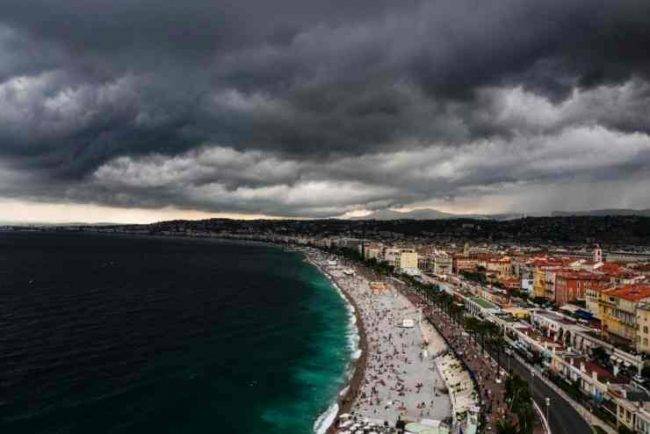 Scappano con l'auto della nonna e si ritrovano in Italia: fuga d'amore