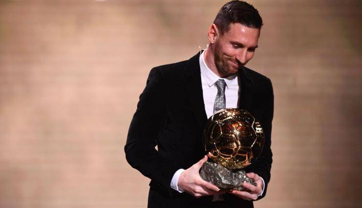 Messi, foto in aereo con il Pallone d'Oro e la bellissima Antonella