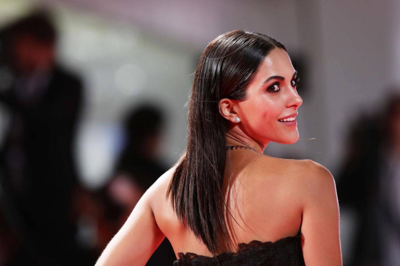 Rocio Morales, bellissima in un cappotto rosso natalizio