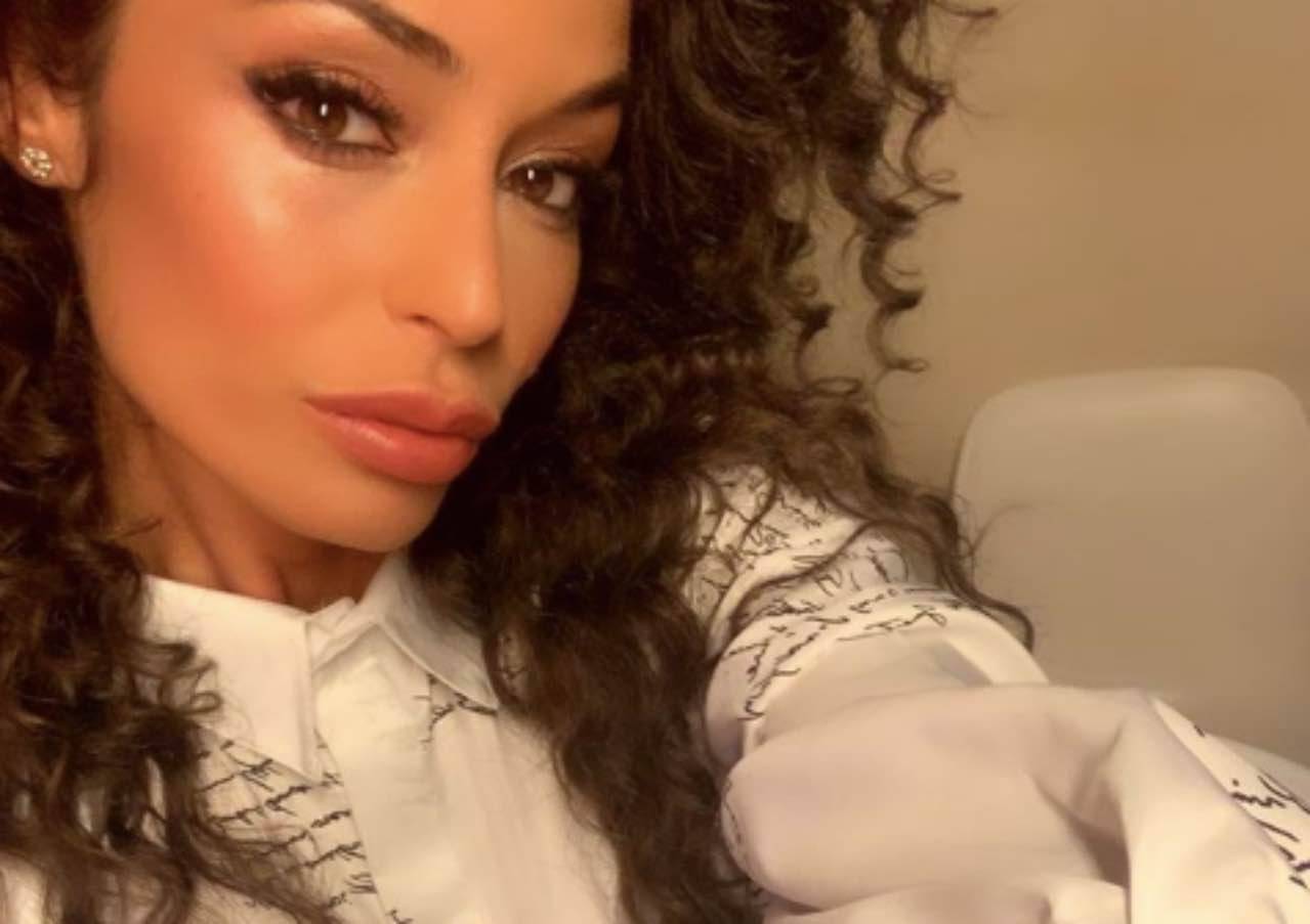 Raffaella Fico, su Instagram scollatura esplosiva: ma quante critiche