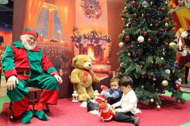 Babbo Natale consegna i regali ai bambini
