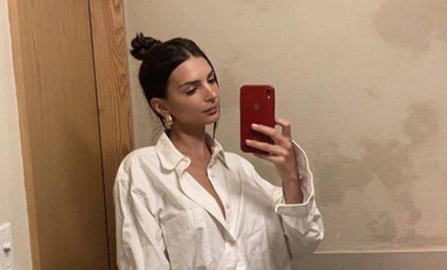 Emily Ratajkowski, décolleté in vista su Instagram