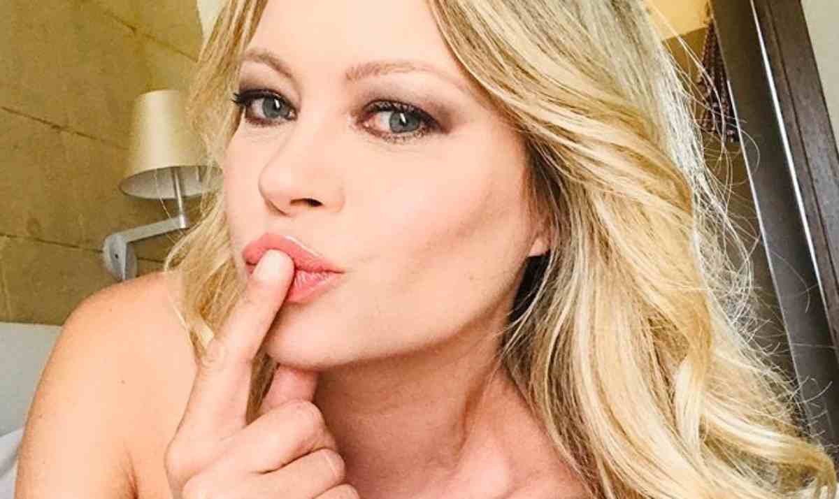 Anna Falchi senza veli festeggia la sua Lazio: "Senza reggiseno" FOTO