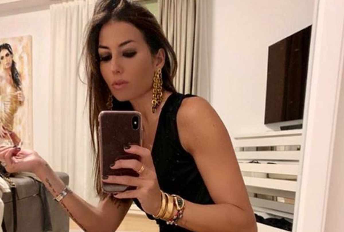 Elisabetta Gregoraci su Instagram: si vede tutto, la gonna si alza
