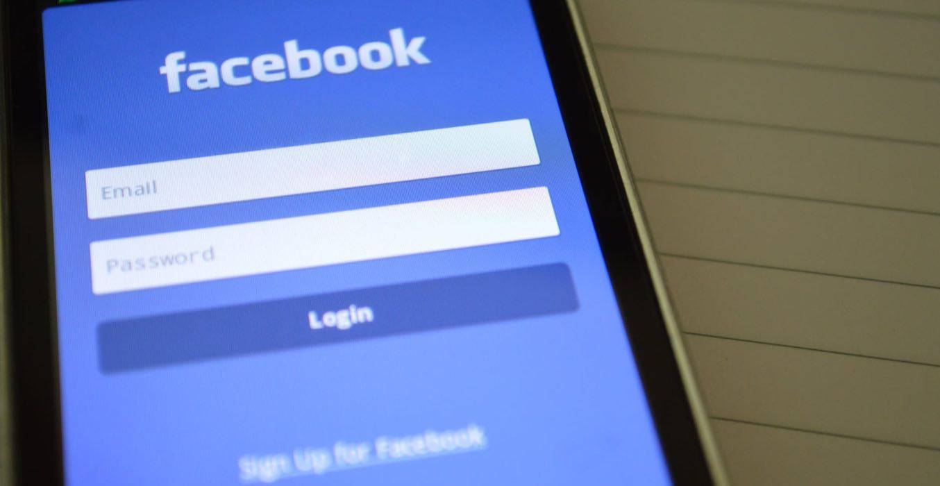 Facebook, online i dati di milioni di utenti: scoppia la bufera