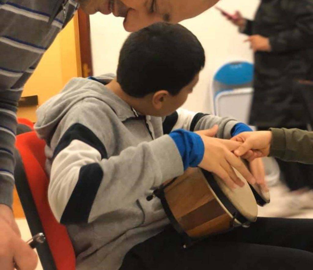 Bambino autistico che svolge attività nell'associazione