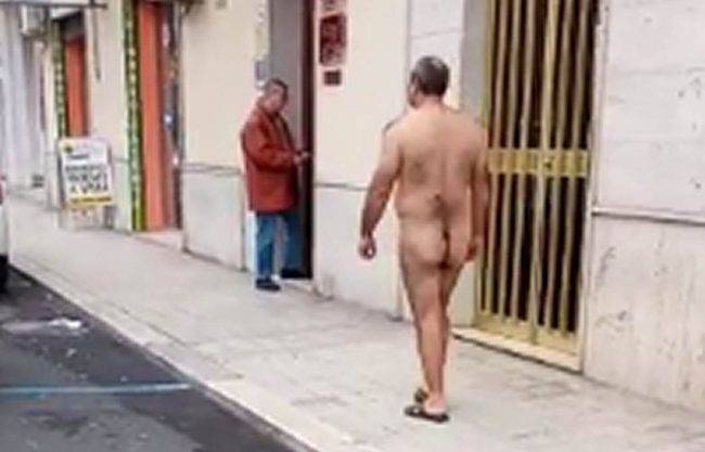 uomo nudo