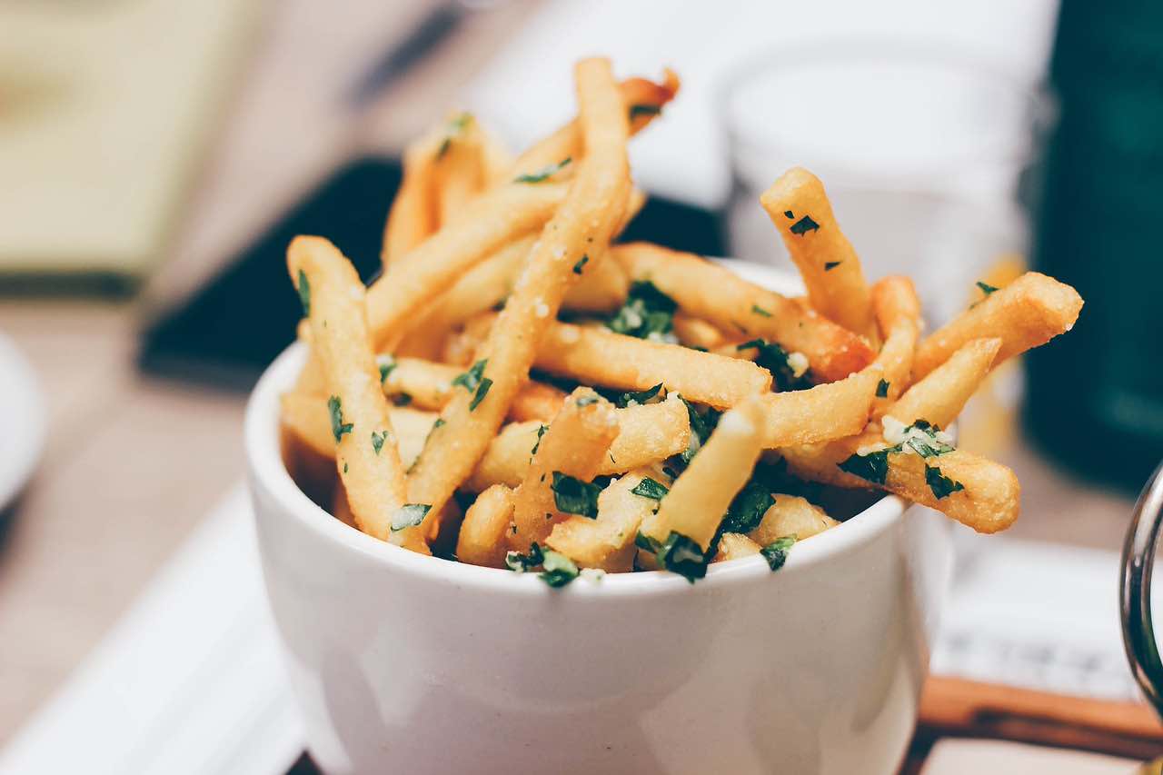 Mangiare patate fritte fa male? Uno studio spiega quali sono i rischi