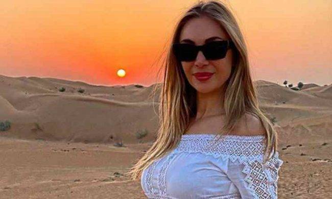 Laura Cremaschi ironica: "Non trovo la frase filosofica", foto da urlo