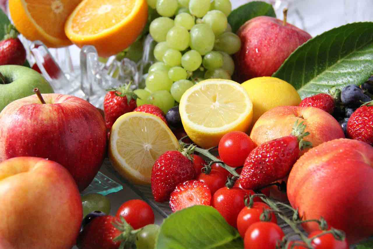Perché mangiare frutta fa bene? Ecco come vi farà sembrare più giovani