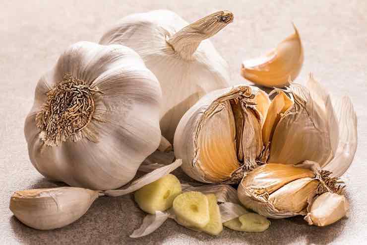 Aglio in cucina, si può: i rimedi per mangiarlo eliminando la puzza