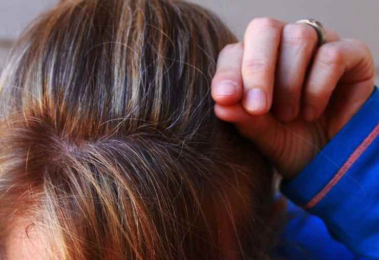 Stress e capelli bianchi, la scienza spiega cosa ci accade e perché