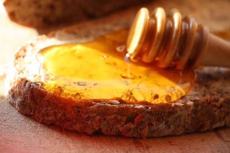 Miele, oro per la salute: consumato così aiuta a calmare la tosse