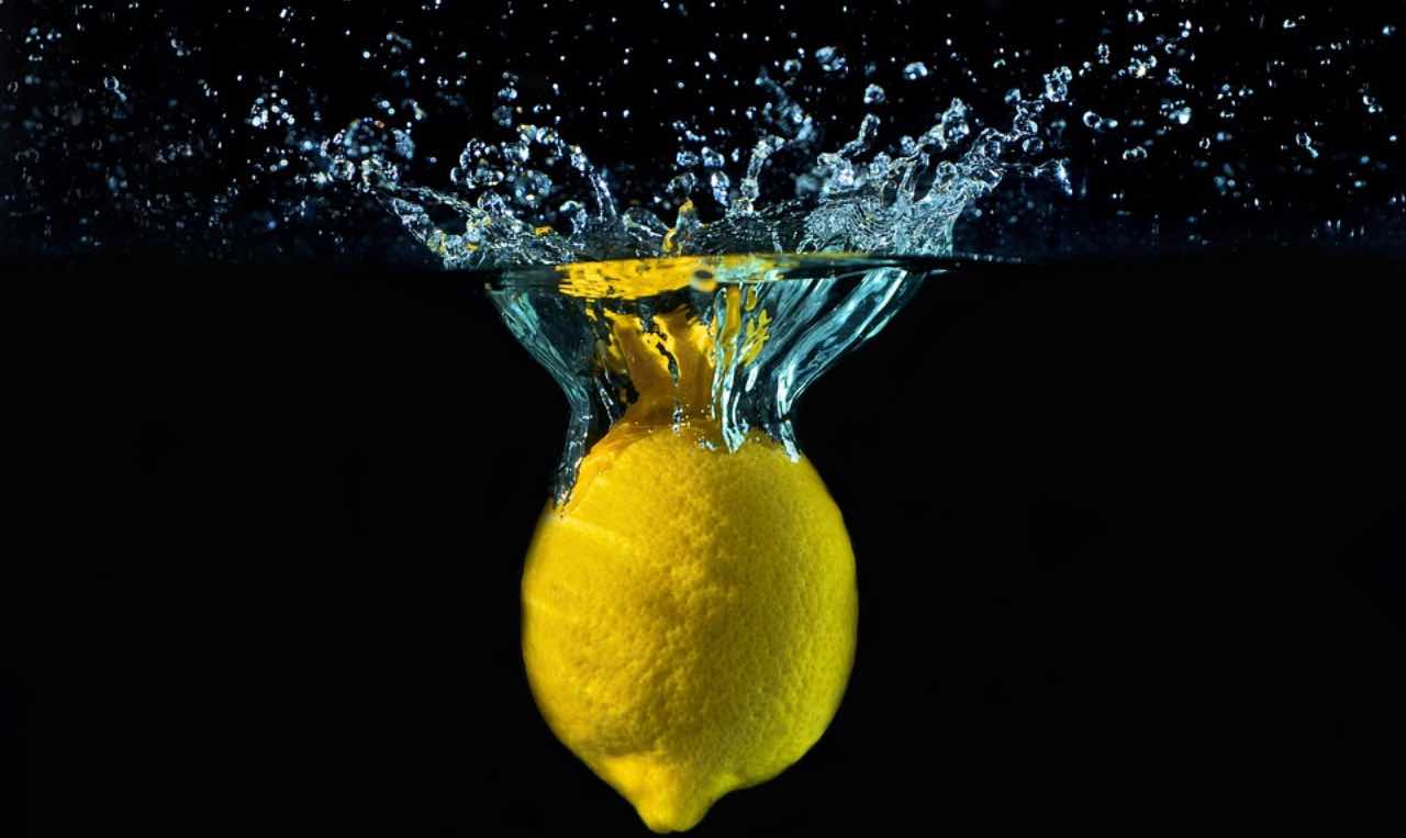 Acqua e limone fa bene e fa dimagrire, ma evitate se avete questo problema