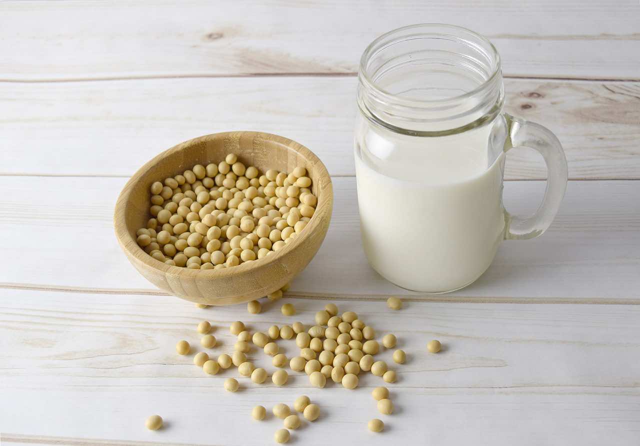 Latte di soia per vegani e non solo: la bevanda che abbassa il colesterolo