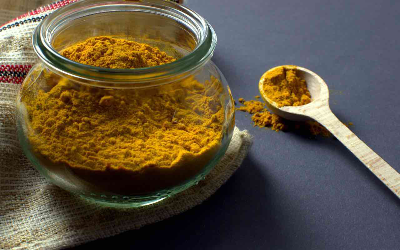 Curcuma tra verità e falsi miti: con il limone fa miracoli, ma...