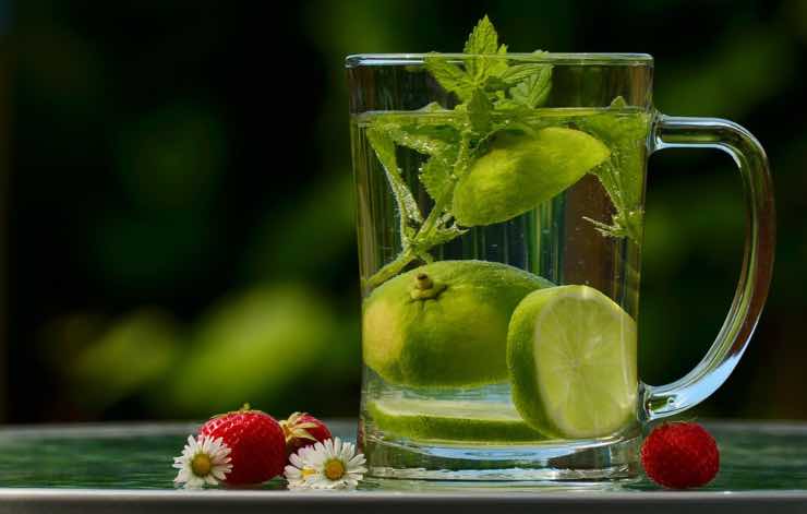 Acqua e limone fa bene e fa dimagrire, ma evitate se avete questo problema