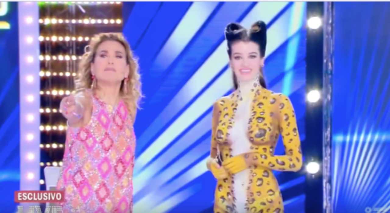 Modella gira senza veli ma dipinta in città: le reazioni della gente