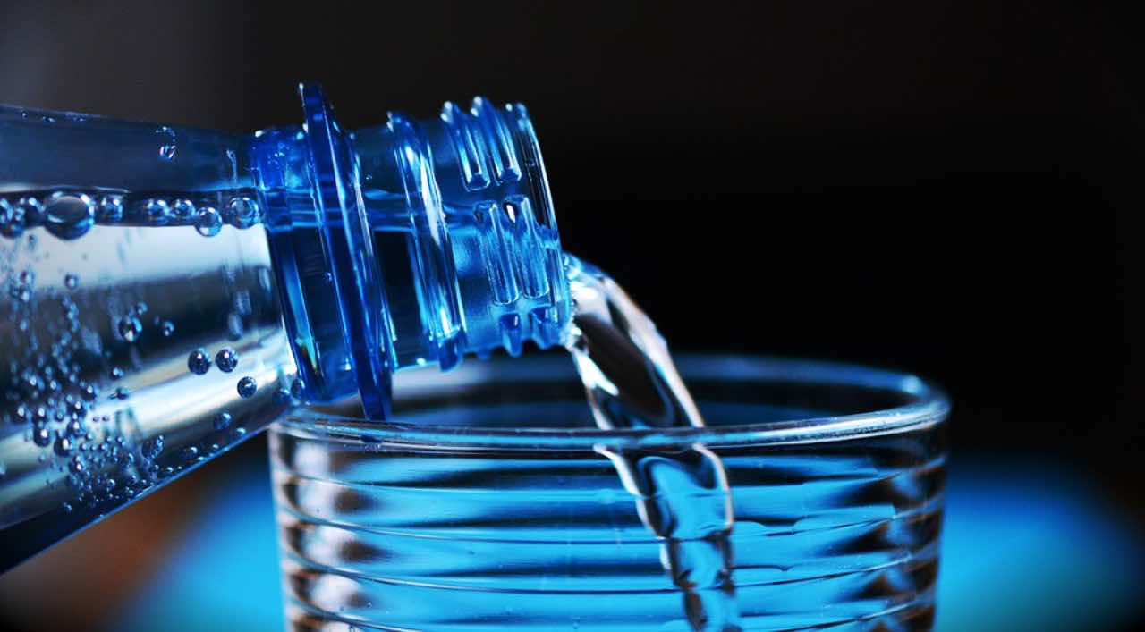 L'acqua frizzante fa ingrassare? La verità su acqua gassata e dieta