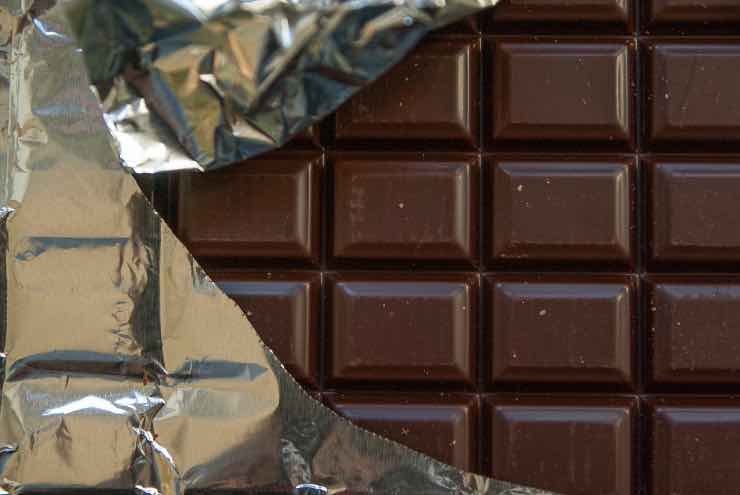 Cioccolato fondente per dimagrire: consumato così aiuta a bruciare i grassi