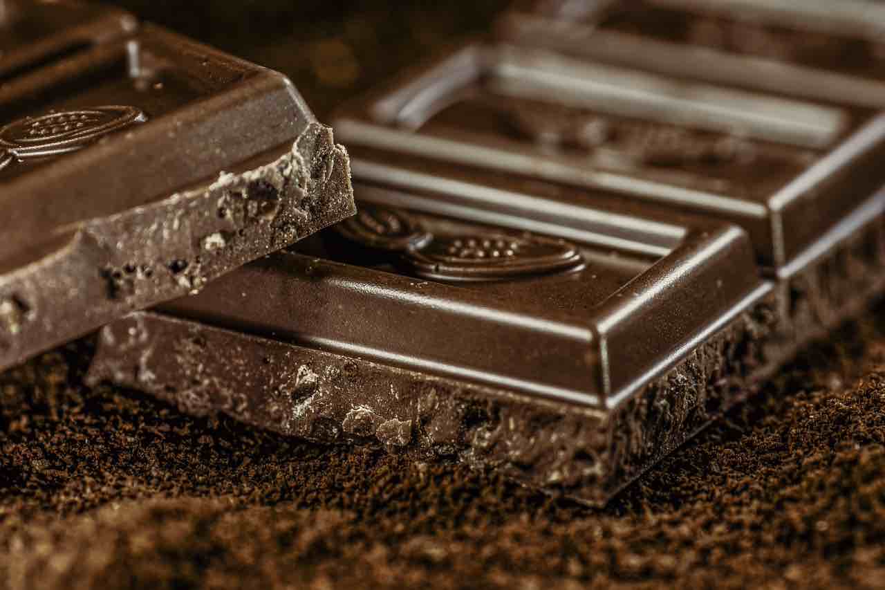 Cioccolato fondente per dimagrire: consumato così aiuta a bruciare i grassi