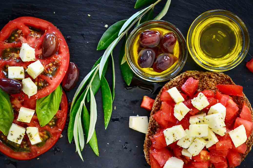 Dieta Mediterranea, verità e falsi miti: è davvero miracolosa per dimagrire?