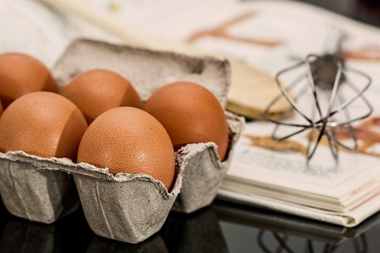 Le uova vanno conservate in frigo? La risposta arriva dalla scienza