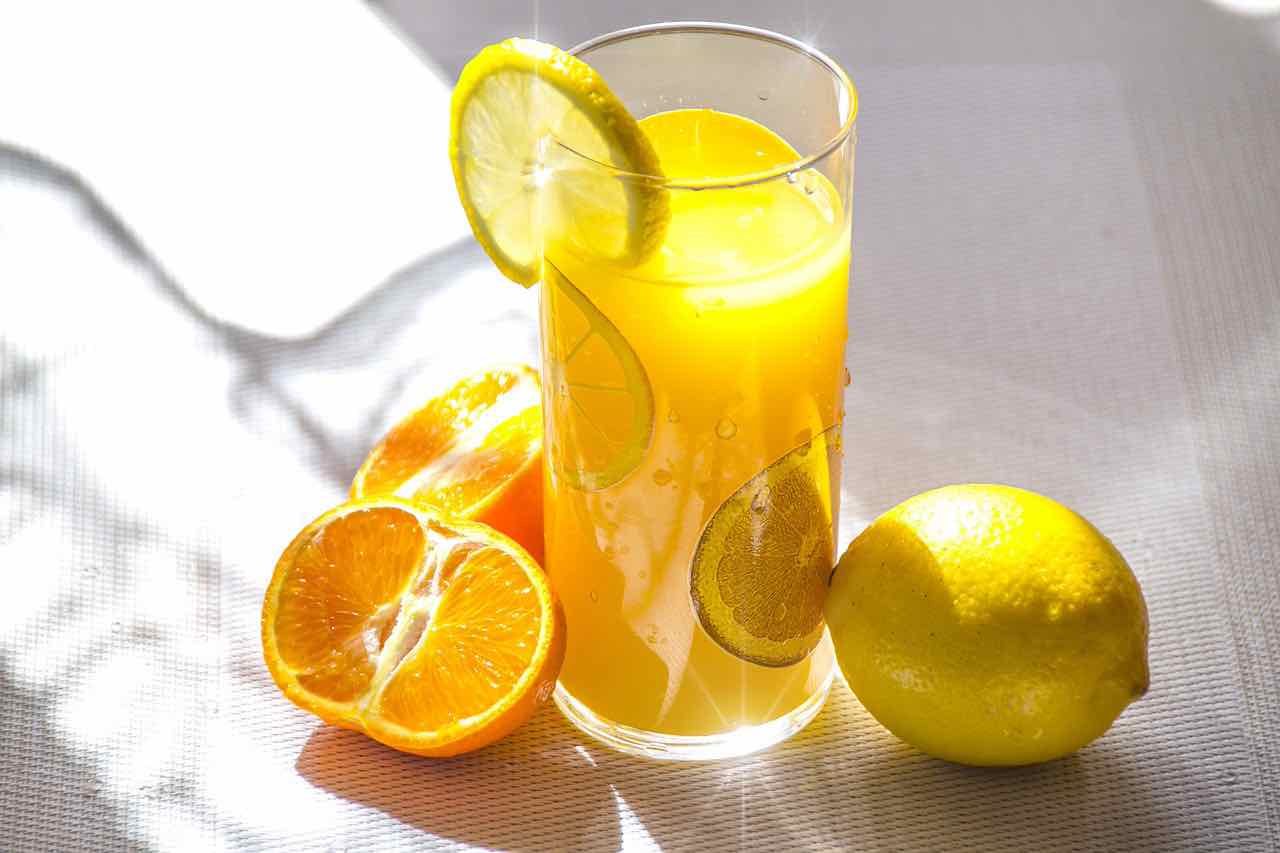Succo di limone, proprietà e benefici: bevuto così brucia i grassi