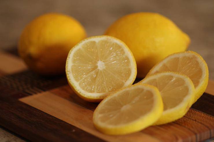 Capelli grassi, rimedi naturali: il limone può davvero fare miracoli?