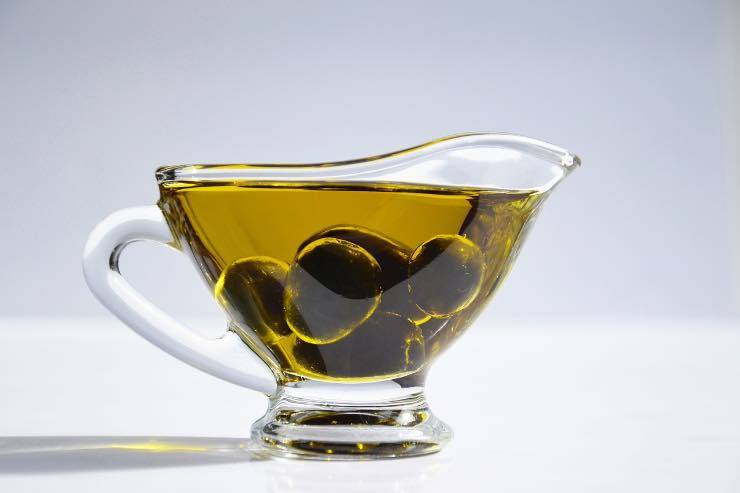 Olio extravergine d'oliva: preso così aiuta il cuore ed è miracoloso per ...