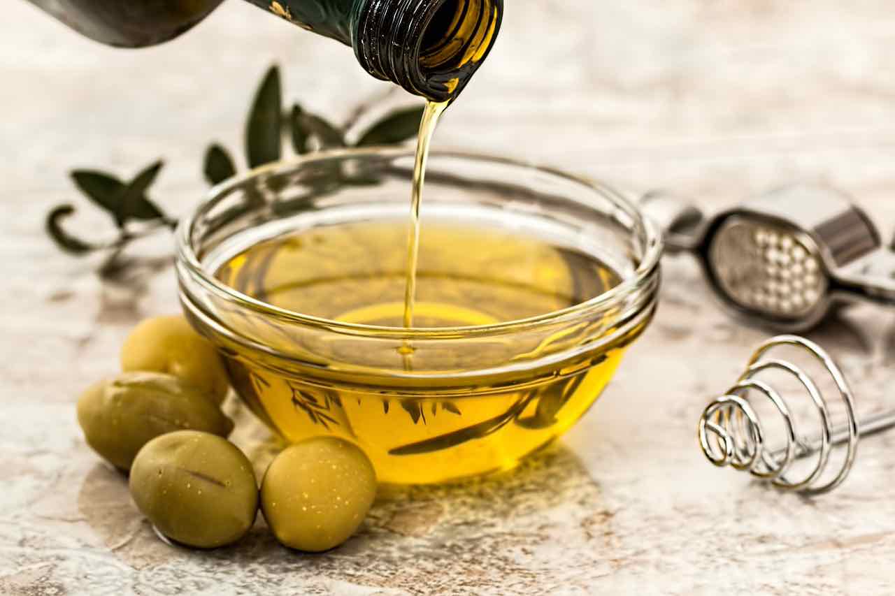 Olio extravergine d'oliva: preso così aiuta il cuore ed è miracoloso per ...